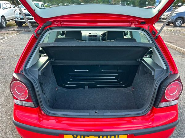 Volkswagen Polo Hatchback, Petrol, 2007, Red
