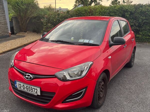 Hyundai i20 Hatchback, Petrol, 2012, Red