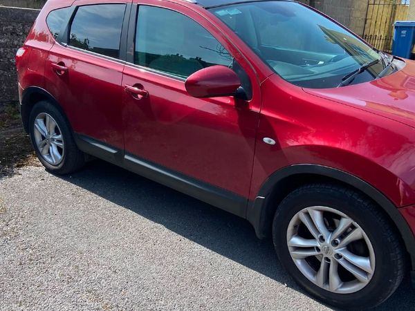 Nissan Qashqai Hatchback, Diesel, 2011, Red