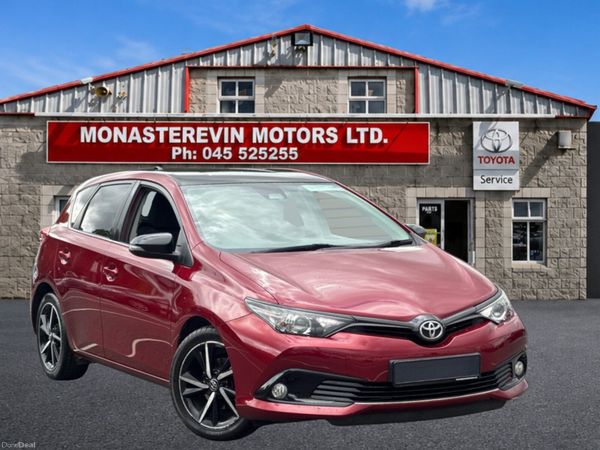 Toyota Auris Hatchback, Petrol, 2018, Red