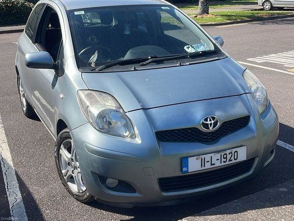 Toyota Yaris Hatchback, Petrol, 2011, Silver