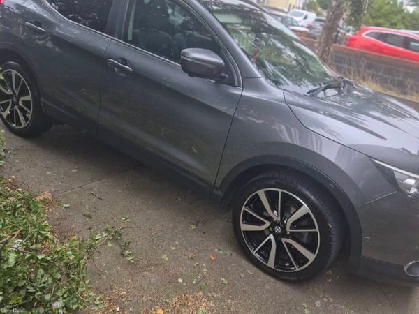 Nissan Qashqai Hatchback, Diesel, 2014, Grey