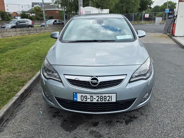 Opel Astra Hatchback, Petrol, 2009, Silver