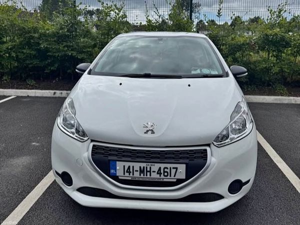 Peugeot 208 Hatchback, Petrol, 2014, White