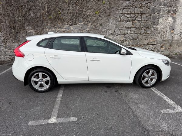 Volvo V40 Hatchback, Diesel, 2014, White