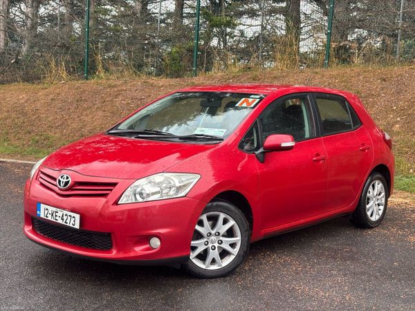 Toyota Auris Hatchback, Petrol, 2012, Red