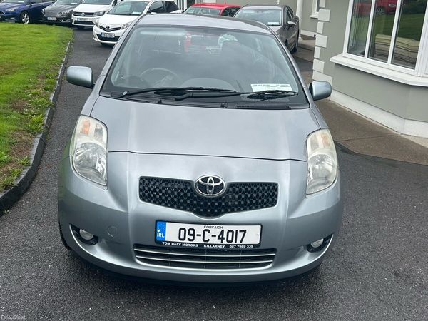 Toyota Yaris Hatchback, Petrol, 2009, Silver