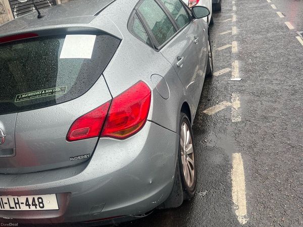 Opel Astra Hatchback, Petrol, 2011, Silver