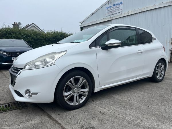 Peugeot 208 Hatchback, Petrol, 2013, White