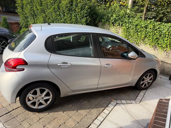 Peugeot 208 Hatchback, Petrol, 2016, Grey