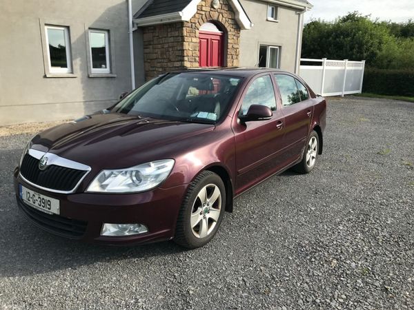 Skoda Octavia Saloon, Diesel, 2012, Red