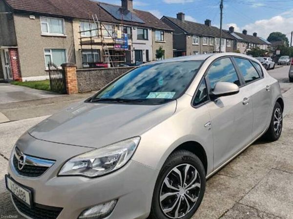Opel Astra Hatchback, Petrol, 2011, Yellow