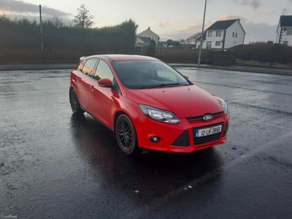 Ford Focus Hatchback, Petrol, 2012, Red
