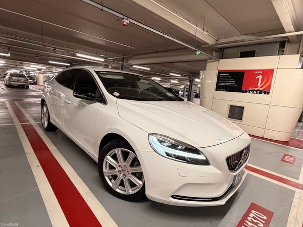 Volvo V40 Hatchback, Diesel, 2017, White