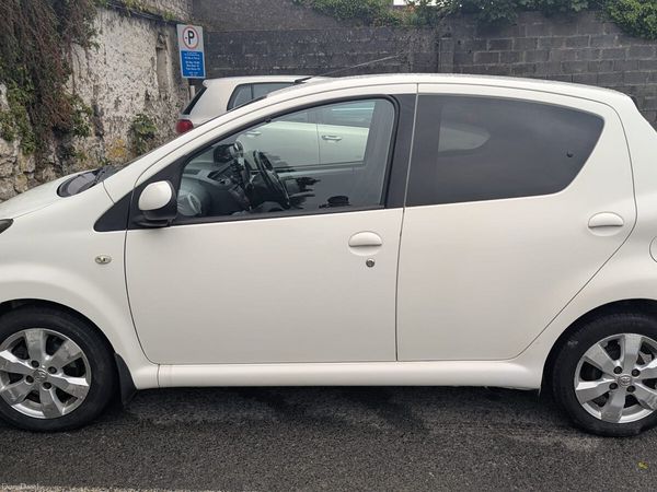 Toyota Aygo Hatchback, Petrol, 2012, White