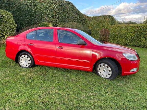 Skoda Octavia Hatchback, Diesel, 2010, Red
