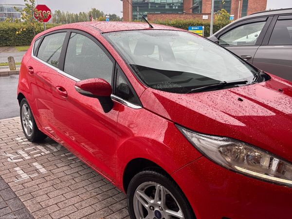 Ford Fiesta Hatchback, Petrol, 2014, Red