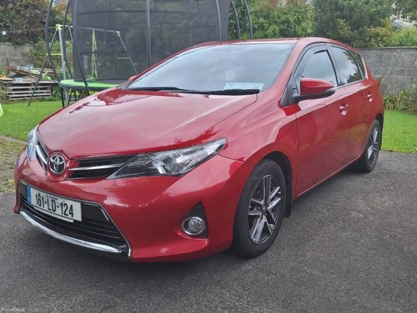 Toyota Auris Hatchback, Diesel, 2016, Red