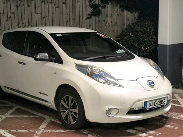 Nissan Leaf Hatchback, Electric, 2016, Red