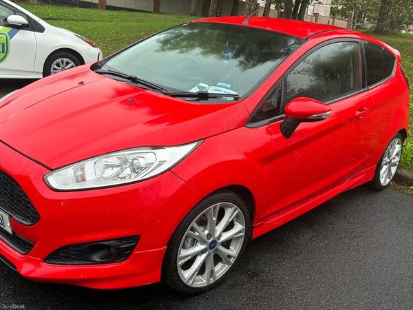 Ford Fiesta Hatchback, Petrol, 2015, Red