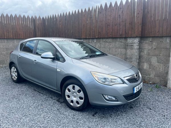 Opel Astra Hatchback, Petrol, 2010, Silver