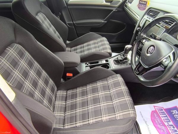 Volkswagen Golf Hatchback, Petrol, 2014, Red