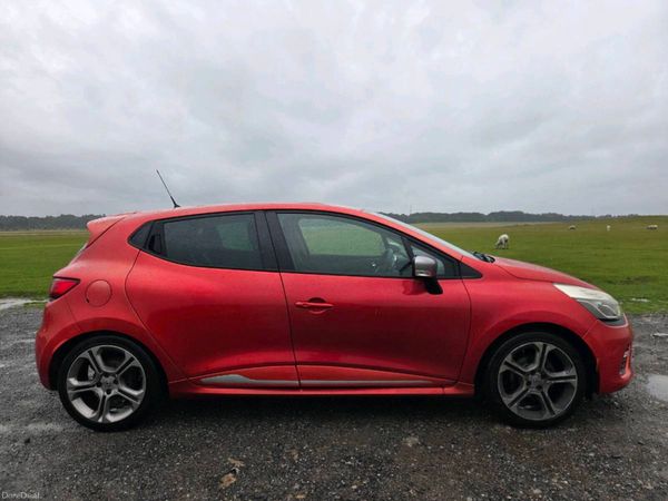Renault Clio Hatchback, Petrol, 2015, Red