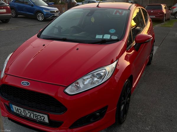 Ford Fiesta Hatchback, Petrol, 2014, Red