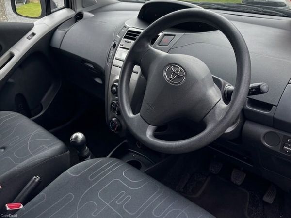 Toyota Yaris Hatchback, Petrol, 2011, Gold