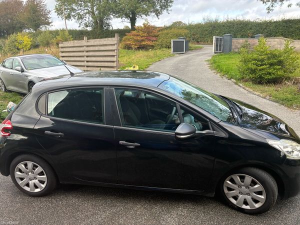 Peugeot 208 Hatchback, Petrol, 2015, Black