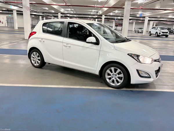 Hyundai i20 Hatchback, Petrol, 2014, White