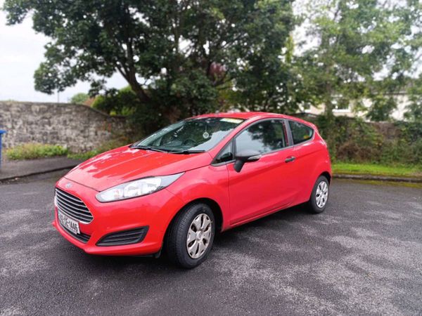 Ford Fiesta Hatchback, Petrol, 2014, Red