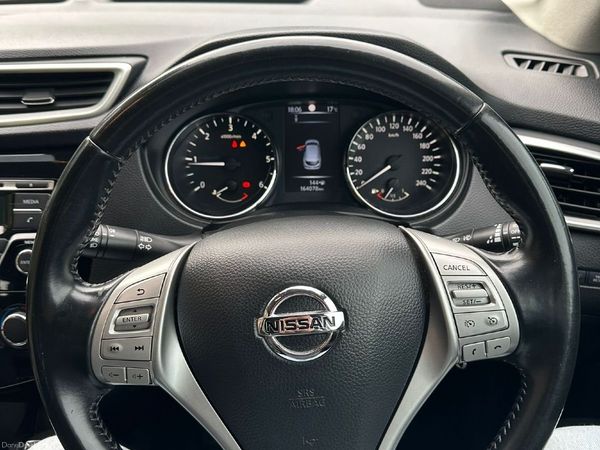 Nissan Qashqai Hatchback, Diesel, 2014, Silver