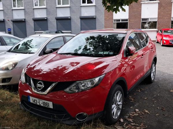 Nissan Qashqai Hatchback, Diesel, 2014, Red
