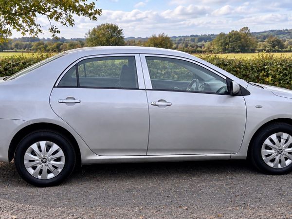 Toyota Corolla Saloon, Petrol, 2010, Silver