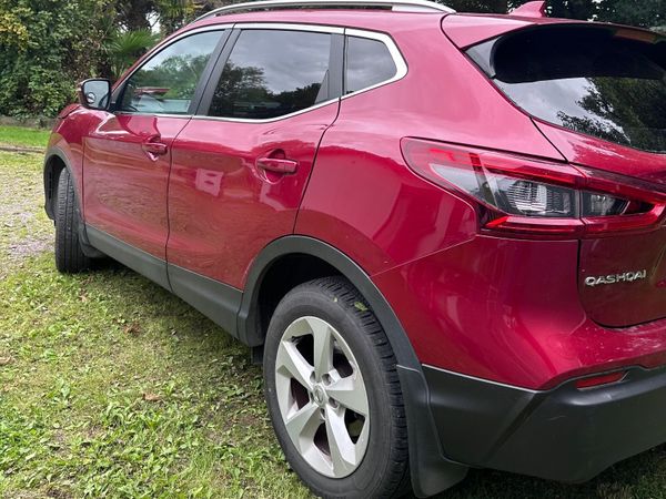Nissan Qashqai MPV, Petrol, 2018, Red