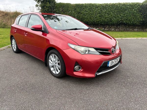 Toyota Auris Hatchback, Diesel, 2013, Red
