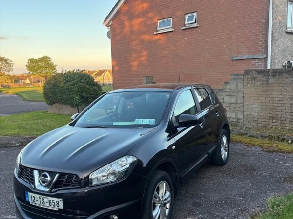 Nissan Qashqai Hatchback, Diesel, 2014, Red