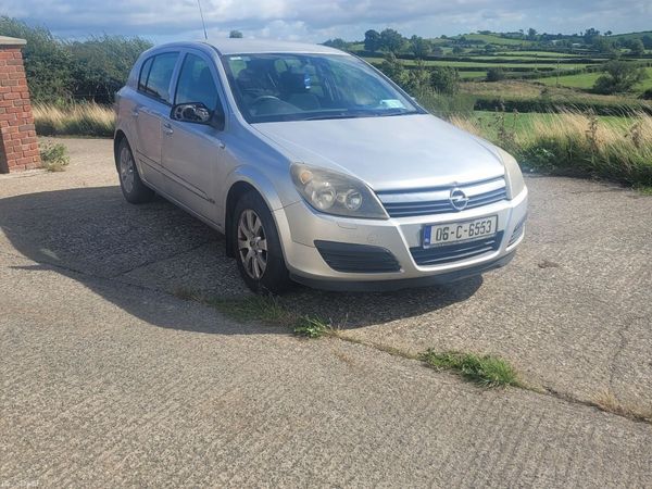 Opel Astra Hatchback, Petrol, 2006, Silver