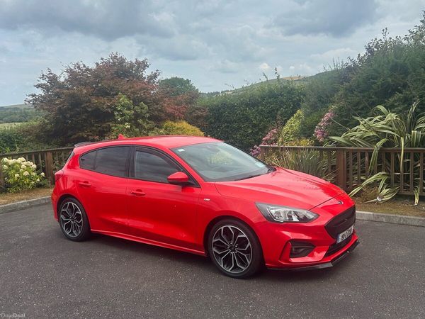 Ford Focus Hatchback, Diesel, 2019, Red