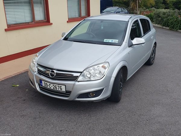 Opel Astra Hatchback, Petrol, 2009, Silver