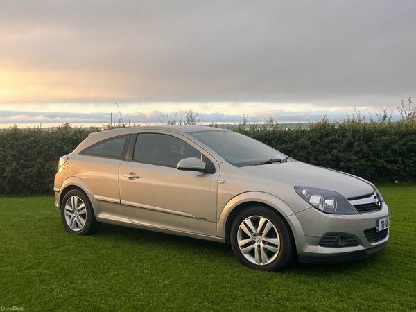 Opel Astra Hatchback, Petrol, 2011, Gold