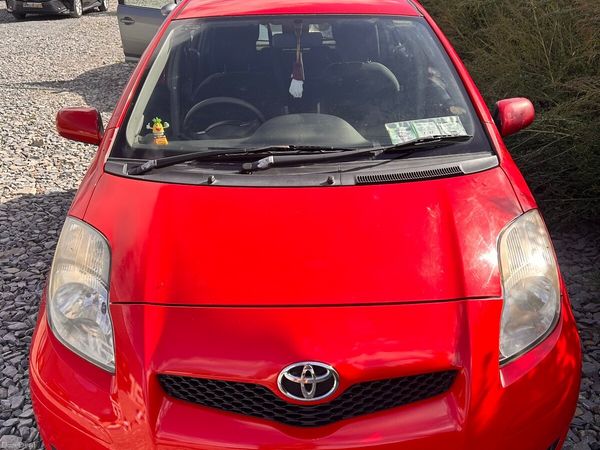 Toyota Yaris Hatchback, Petrol, 2010, Red