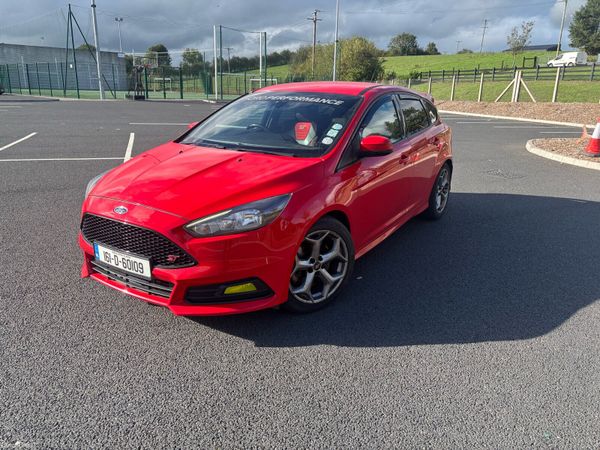 Ford Focus Hatchback, Diesel, 2016, Red