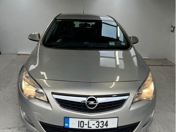 Opel Astra Hatchback, Petrol, 2010, Yellow