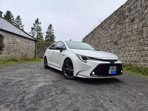 Toyota Corolla Saloon, Petrol Hybrid, 2019, White
