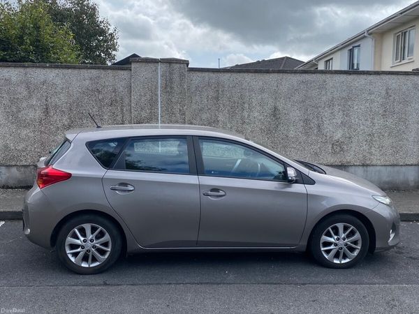 Toyota Auris Hatchback, Diesel, 2014, Bronze