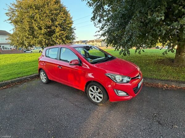 Hyundai i20 Hatchback, Petrol, 2012, Red