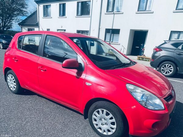 Hyundai i20 Hatchback, Petrol, 2011, Red