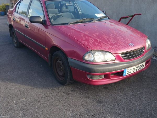 Toyota Avensis Saloon, Petrol, 1999, Red